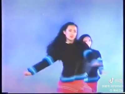 中国人创造<wbr>性地将藏族<wbr>和维吾尔族<wbr>元素融入毛<wbr>泽东崇拜歌<wbr>曲中 Chinese creatively incorporated Tibetan and Uighur elements into Mao worship songs