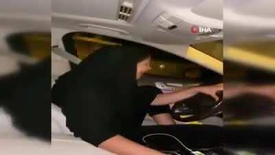 Trafikte araç kullanırken çiğ köfte yiyen Kadın.