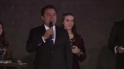 Ali Babacan: B&uuml;t&uuml;n bu g&uuml;zel &ccedil;alışmalara istikamet veren, ilham kaynağı olan, &ccedil;ok değerli Fetullah G&uuml;len Hoca Efendimize burada ş&uuml;kranlarımı sunmak istiyorum. Kendilerine saygılarımızı, h&uuml;rmetlerimizi, sizlerin huzurlarında buradan iletmek istiyorum. Tarih