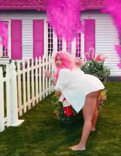 Mommy Nicki’s ass