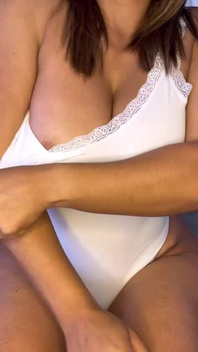 Type your age if you&rsquo;d cum on this mommy milkers (f43)