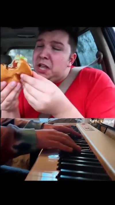 😭😭😭pap&aacute; is chicken sandwich😭😭😭