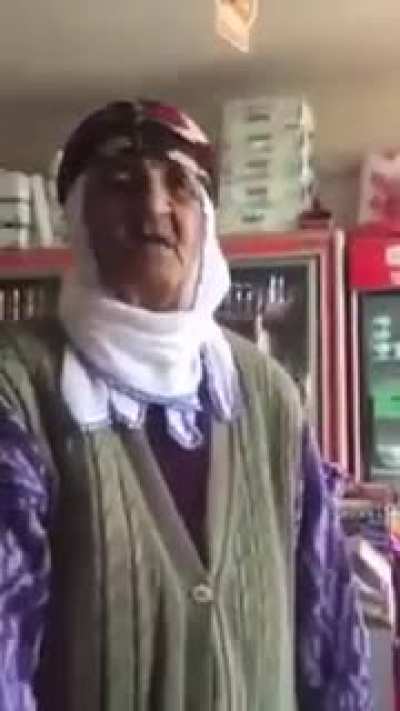 Daha oyunu verdiği kişinin adını bilmeyen birisi, komik olan kısmı arkada lambalı konuşuyor. Bence oy vermek i&ccedil;in 18 yaş değil belli bi' akademik başarı lazım.