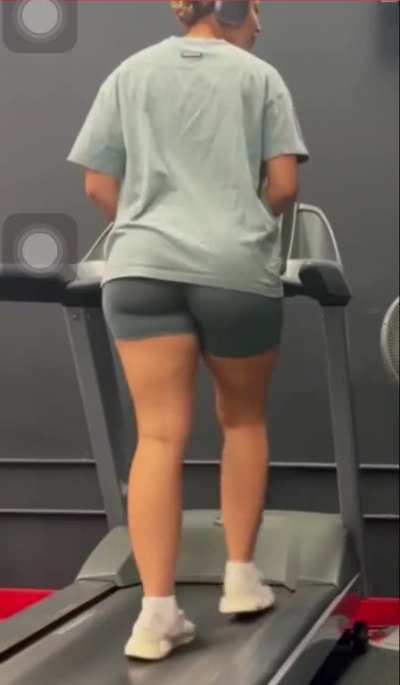 Stare at her Burt cheeks when she&rsquo;s walking
