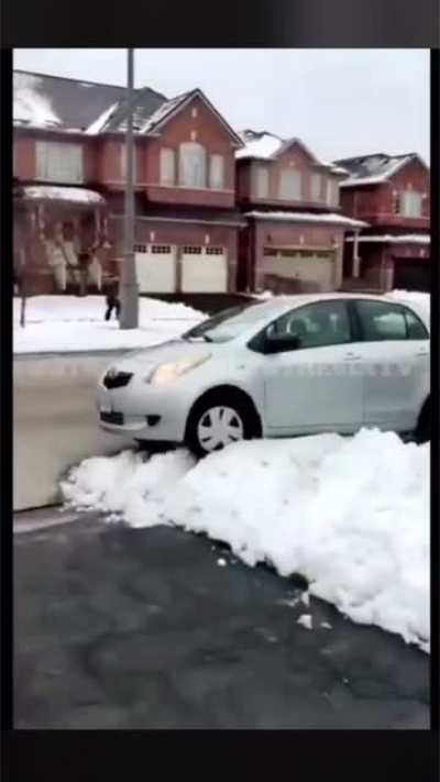 He tries to steal a parcel then his getaway car gets stuck in the snow