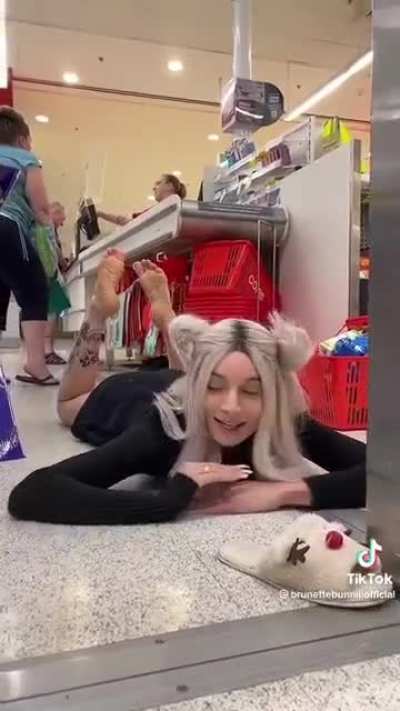 The pose in a store @brunettebuniiiofficial