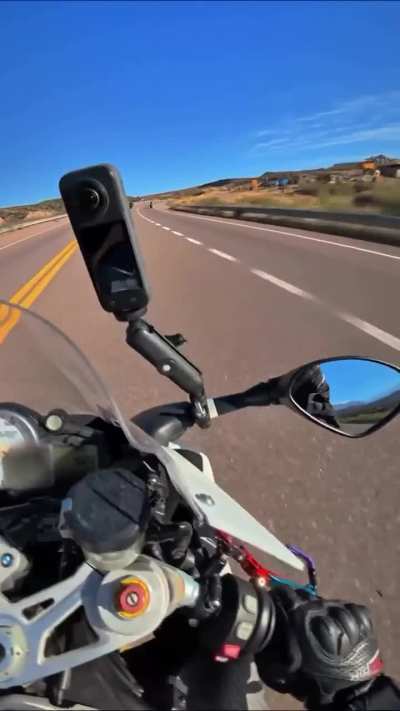 Todo hombre de bien tiene que tener ambos juguetes, moto y auto. La sensaci&oacute;n que te da manejar una moto en ruta es totalmente superior