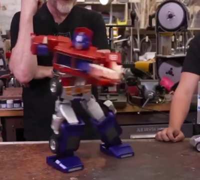 El se&ntilde;or mayor que est&aacute; detr&aacute;s que debe tener como sus 60 a&ntilde;os y que act&uacute;a como un ni&ntilde;o de 8 representa a todos los hombres que ven este video.