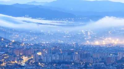 Timelapse del salto de niebla desde Collserola a los barrios del norte de Barcelona. V&iacute;deo de Alfons Puertas
