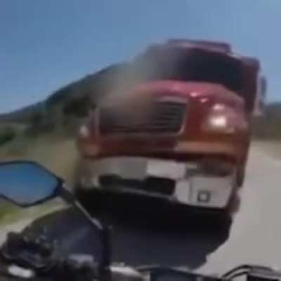 At&eacute; o motociclista parou para ouvir