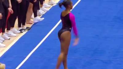 The hips of Stanford&rsquo;s Kyla Bryant 🔥🤍❤️