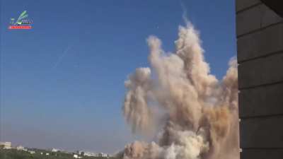 Opposition engineers detonate a tunnel bomb underneath Syrian Army positions - al-Fu'ah, Idlib - 8/10/2015