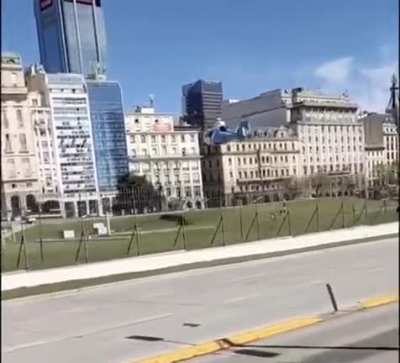 En un multialverso paralelo el presidente llega planeando en helicóptero