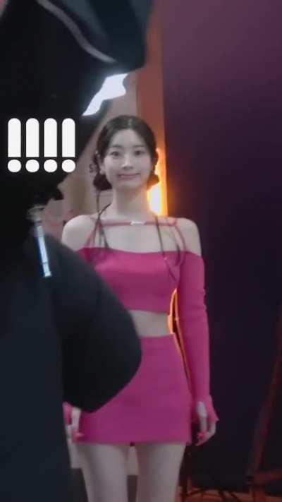 Dahyun in pink making her trademark (*&macr;︶&macr;*) face