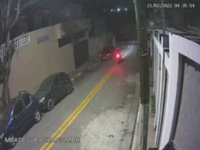 Jovem &eacute; assassinado por ladr&otilde;es ap&oacute;s fugir de assalto
