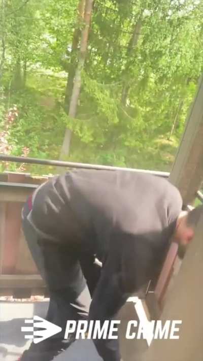 Sweden: Man climbs onto his ex balcony armed with a knife