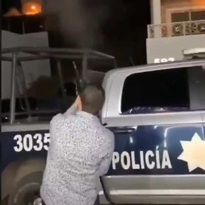 Letting it off in front of the Mexican cops with no worries in the world .. in the street at that. Lawless ... im sure you cant always get away with this 🤷&zwj;♂️😂