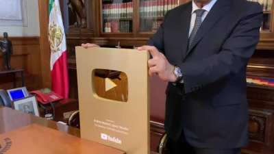 La placa del mill&oacute;n del maau