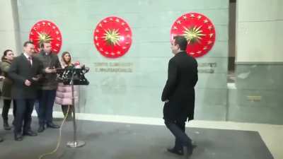 EKREM İMAMOĞLU BASIN TOPLANTISINDAN MOONWALK YAPARAK KA&Ccedil;TI