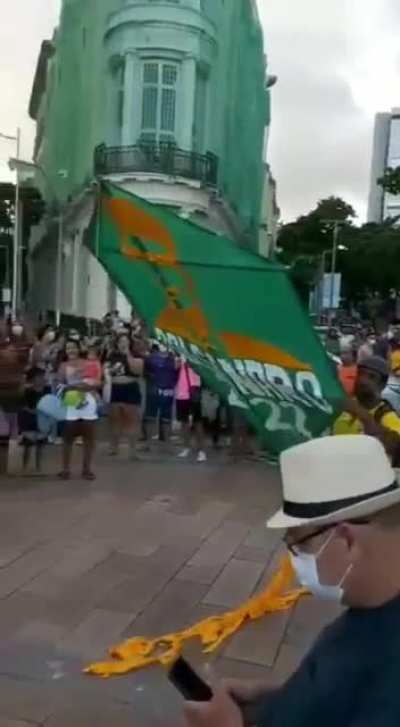 Bolsonaro's supporters try to fly a kite amid boos and cursing in Recife, Brazil
