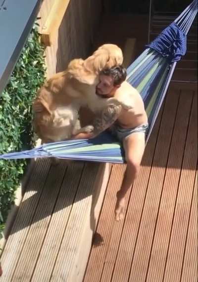 TerIblE mOnSteR attAckS a guY whiLe he Was RelAxinG.