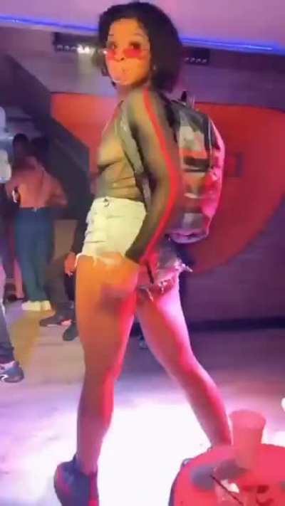 Shame the cameraman was usin android, woulda loved this in HD.