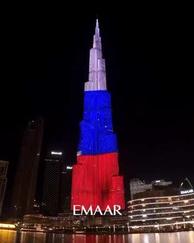 🇦🇪 🇷🇺In Dubai, the Burj Khalifa skyscraper was painted in the colors of the Russian flag on Russia Day Estimate fuck @ lo crests at this moment. 🤣