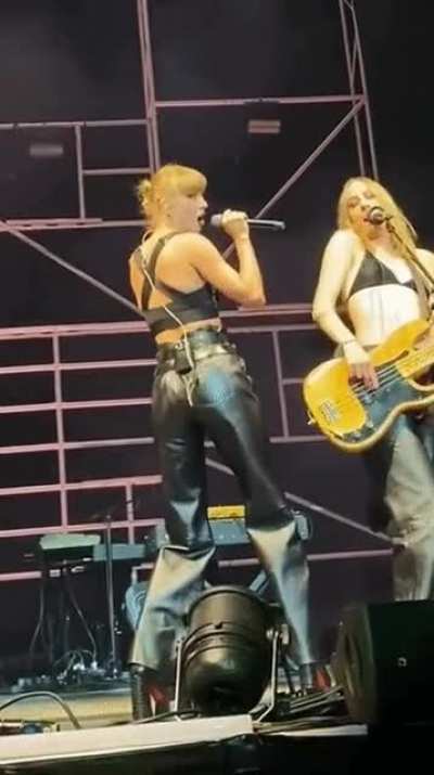 Taylor teasing you with her butt