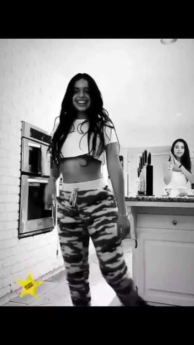 Angela Aguilar bailando "En realidad" en pijama.