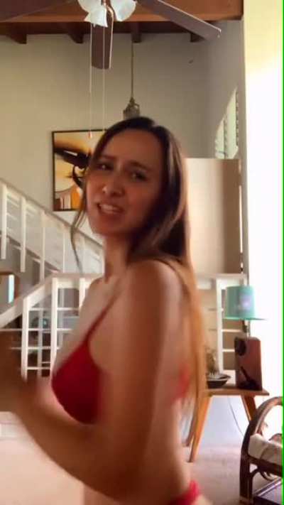 Heather is so bouncy, love when she gyrates her hips (r/Heath_feath)