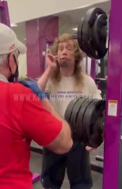 Gym Karen (Ken) won&rsquo;t leave this woman alone&hellip; 🙄
