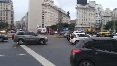 Marcha de hoy 21/05/21 en el obelisco. Un dia antes de que se apliquen las nuevas restricciones. Ésta vez sin cortar ninguna calle, al menos por el momento. Varios móviles de televisión registran la situación a pesar de haber muy pocos manifestantes.