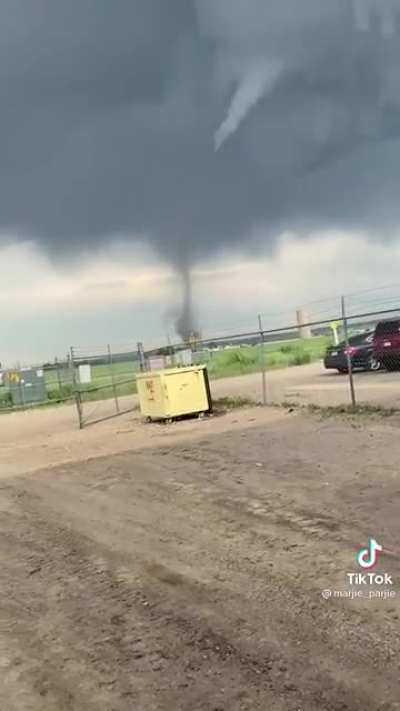 Midwesterner sees a tornado! a-MANNN-duh!
