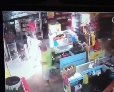 Abrir una heladera descalzo.