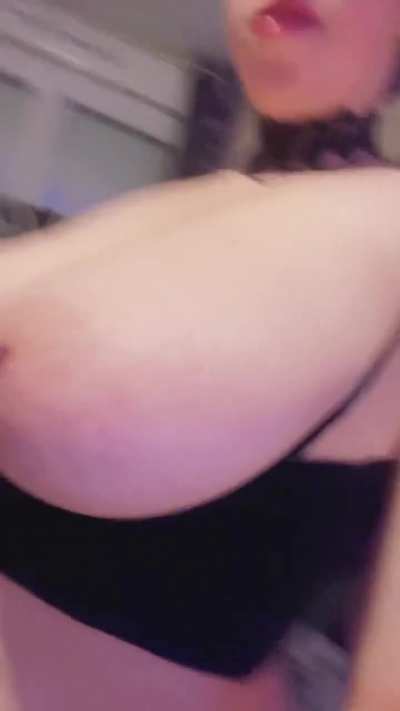 My booty&rsquo;s poppin', watch it drop and roll like thunder 🌩️