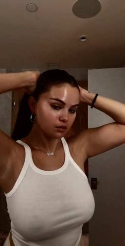 Selena Gomez nips
