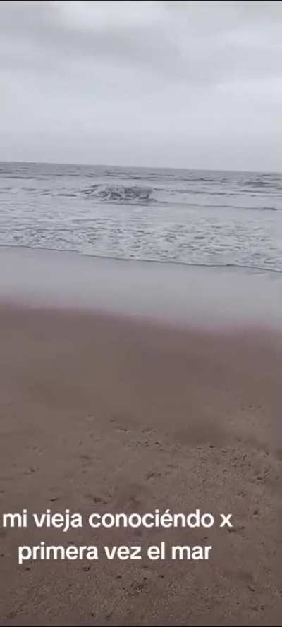 La emoción de una señora al ver el mar por primera vez