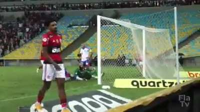A animação do Vitinho depois de dar um passe pra gol