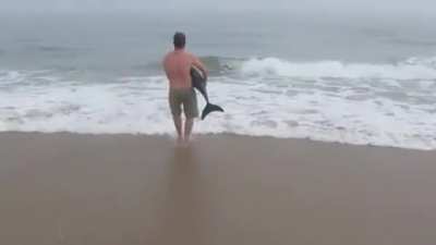 MaN DRoWns sUnBatHiNG DOlpHin