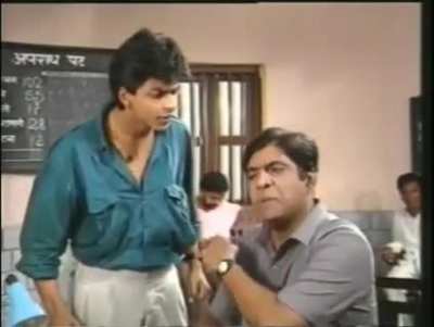 Aanjjan Srivastav &amp;amp; Shahrukh Khan in the sitcom Wagle ki Duniya(1988) | An episode on how one by one the average middle class people give up dealing with the system to avoid getting trapped in the system | 19 years later they appeared together again i