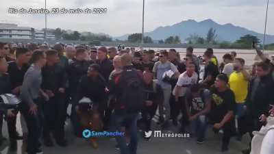 Eu acho esse video do Bolsonaro não usando mascara e aglomerando no BR e horas depois usando mascara no Equador característico dos nossos políticos. Se acham Deuses, se consideram dono do país. ''Eu fui eleito por x votos, me respeite'' Porem, lá fora são