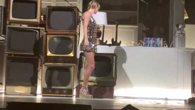 Taylor's Legs Live in London Last Night edit