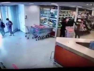 A fool tries to escape after stealing, but a good Samaritan gives him a head massage with a Coke.