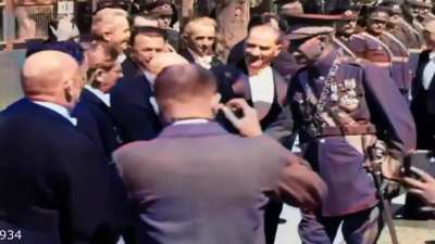 Şu naifliğe şu inceliğe bakın. Bu adam T&uuml;rkiye Cumhuriyeti'nin Cumhurbaşkanı bir de g&uuml;n&uuml;m&uuml;z&uuml;n albayların binbaşıların egolarına bakın.