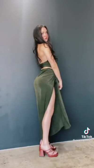 Amazing dress....what an ass!!
