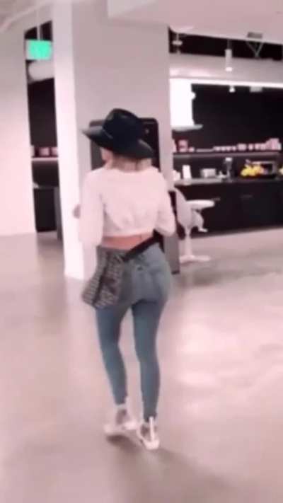 KandidKhloe Ass in Jeans
