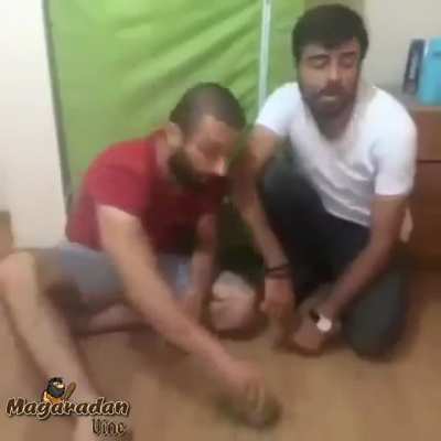 Aykut Elmas'ın en sevdiğim vine'ı amk. Ne zaman izlesem kahkaha atarım.