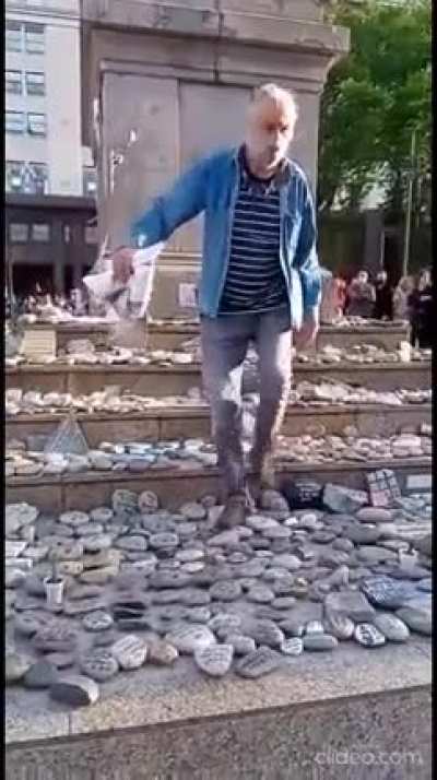 El amor vence el odio ✌ militantes K pisotean las piedras y arrancan las fotos de los muertos por el covid en la Plaza de Mayo