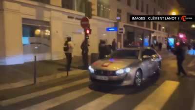 22.01 Paris : Interpellation violente dans Paris, coup de pied dans la t&ecirc;te de la personne au sol, puis un journaliste repouss&eacute; violemment [cr&eacute;dit : Cl&eacute;ment Lanot]