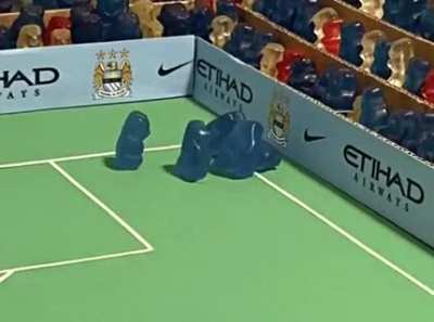 My friend re-created Aguero&rsquo;s goal vs QPR.. with gummy bears. Enjoy 🤣 (IG: max_martine)